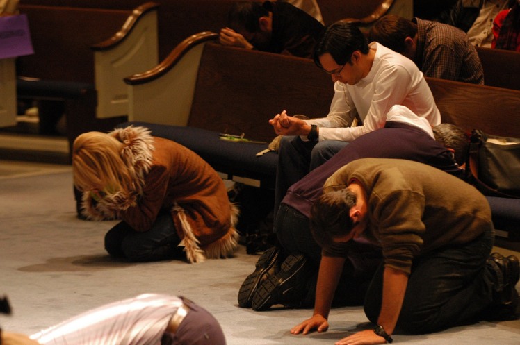 people-praying-for-revival3