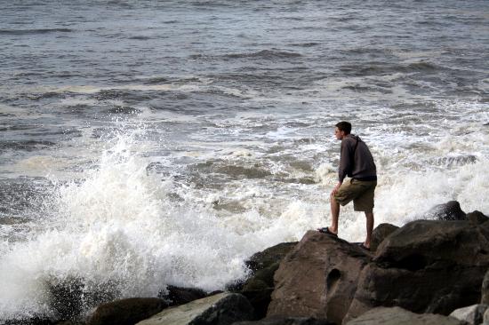 waves-crashing-against